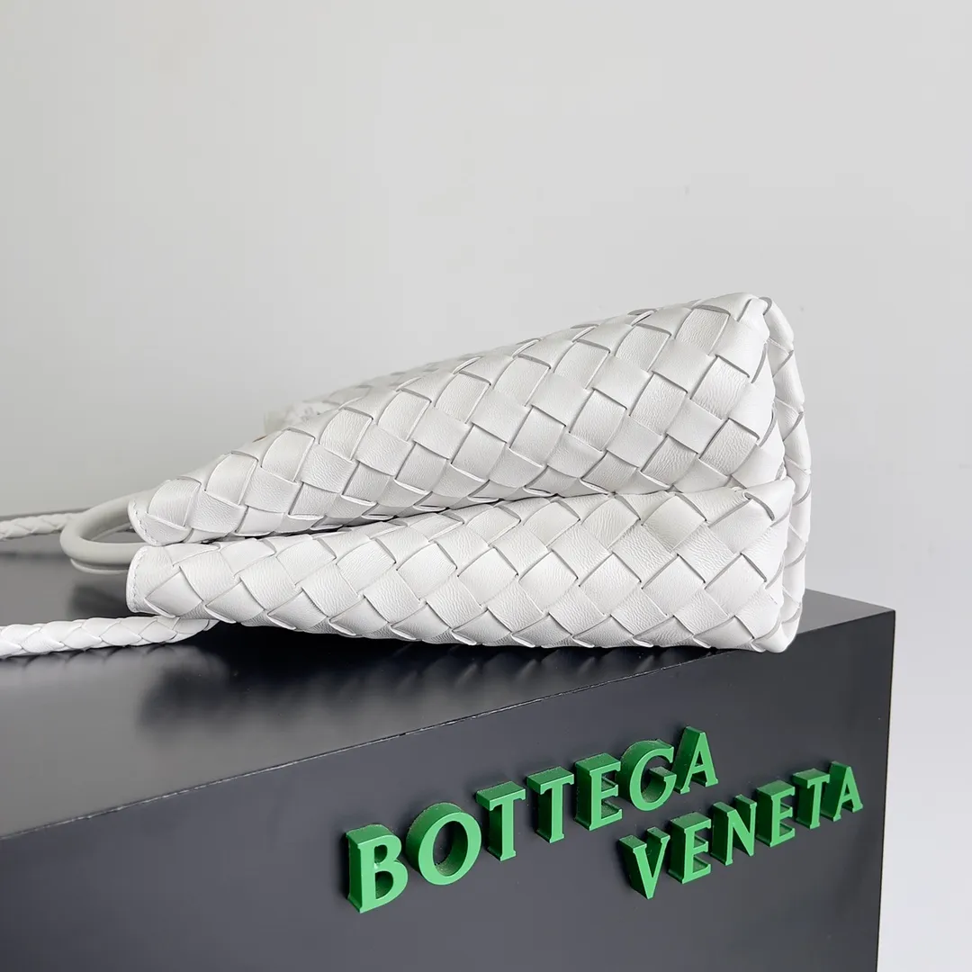 The 2023 new Andiamo batch of 2260 BV has been shipped‼ ️Really popular🔥The new Andiamo woven handbag launched by Bottega Veneta this season is really popular all over the world! ! Celebrities at home and abroad have worn it, and Oscar-winning actress Michelle Yeoh has taken it out on the street. Song Jia, Trai Yara, Yu Feihong, Sanji Ayaka, Rosie Hunting-Whiteley, Yoshioka Riho, etc. have all picked up this bag. It is classic and versatile, showing off its temperament, and the bag capacity is also large, which is very convenient for daily commuting! ! A variety of carrying methods, the shoulder straps can be adjusted by yourself, the original lambskin feels soft and delicate, and the unisex style breaks the gender boundaries and brings a more practical and long-lasting use experience. Andiamo, which has both elegant and casual styles, perfectly interprets the true appearance of "fashionable old money style". Style number: 743572 Size: 32*24*12